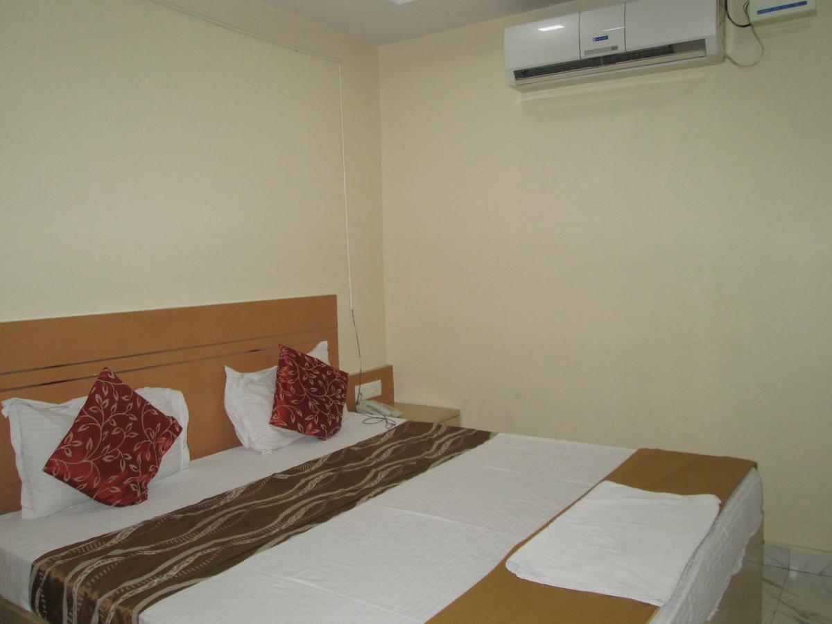 Oyo 13494 Hotel Nakshatra Inn Haidarábád Kültér fotó